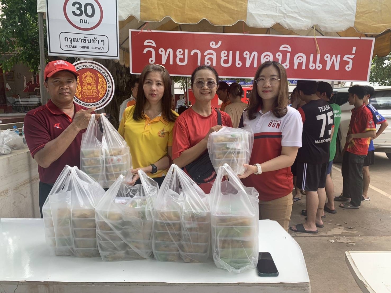 446878_0.jpg - อาจารย์เมย์ ส่งความช่วยเหลือถึงหน้าบ้านผู้ประสบภัย | https://ซินแสฮวงจุ้ย.com